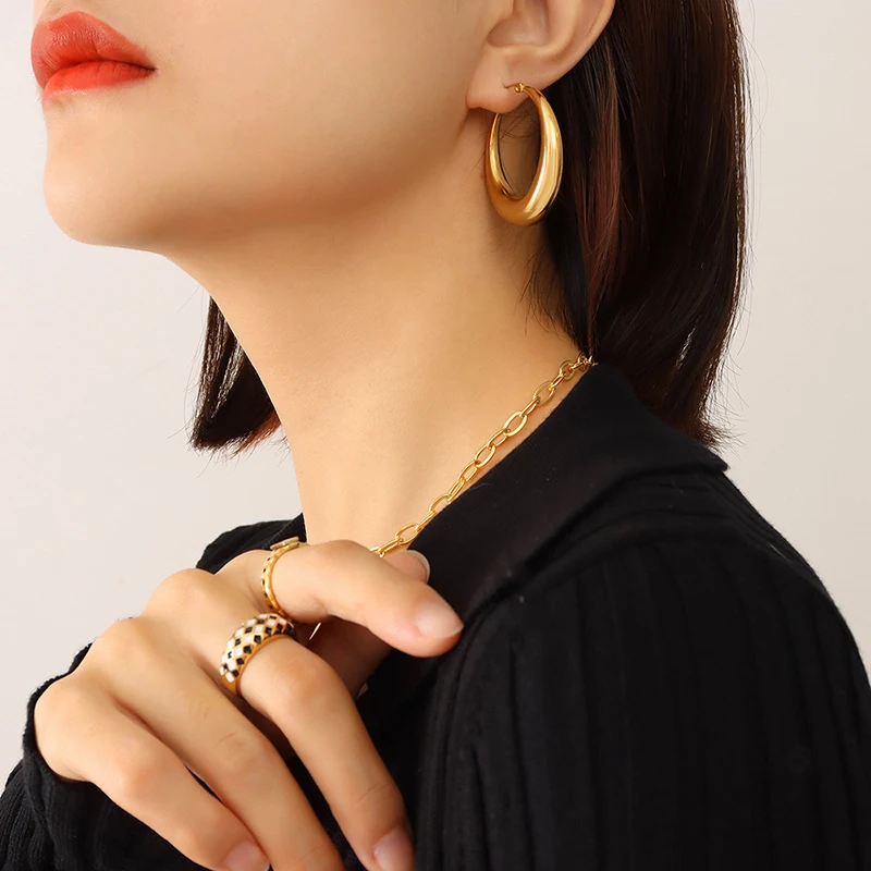 U-förmige geometrische Ohrringe für Damenmode und Schlichtheit, stilvoller Schmuck für einen eleganten und modernen Look.