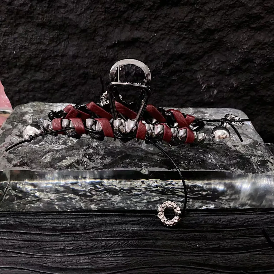 Metal Leather Love Girl Toka, Toka, Püsküllü ve Yuvarlak Boncuklu, Şık ve Sevgi Dolu Saç Modelleri İçin.