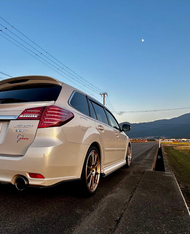 レガシィツーリングワゴンの夕暮れと愛車・夕焼けコラボ・夕日と愛車・夢菓房たから・11月もよろしくお願いしますに関するカスタム事例の投稿画像2枚目