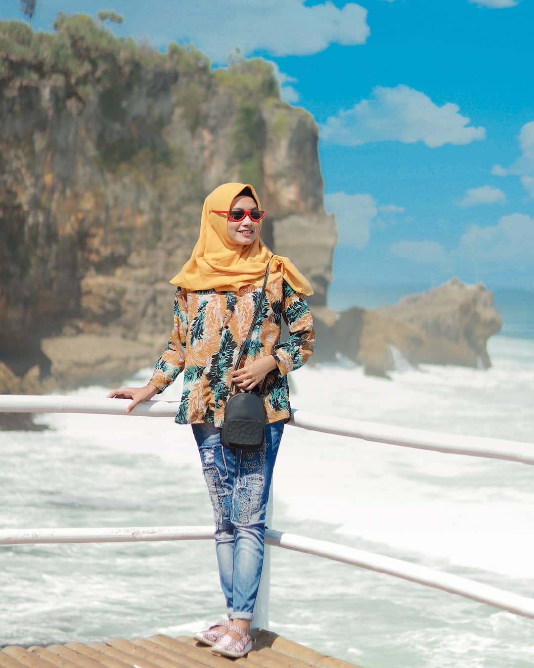 selfie di spot instagenik pantai ngobaran