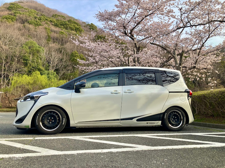 シエンタのダッシュボードマット・低いようで低くない丁度良い高さ・自動車税・ディーゼル・ネタに関するカスタム事例の投稿画像3枚目