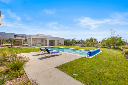 Modern swimming pool with garden and loungers in this luxury house for sale in San Miguel de Allende ($775,000)