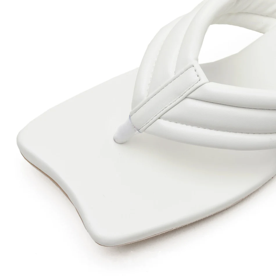 Sandali e ciabatte con tacco alto da donna per l'estate. Perfetti per l'uso all'aperto, un mix di stile, comfort e femminilità.
