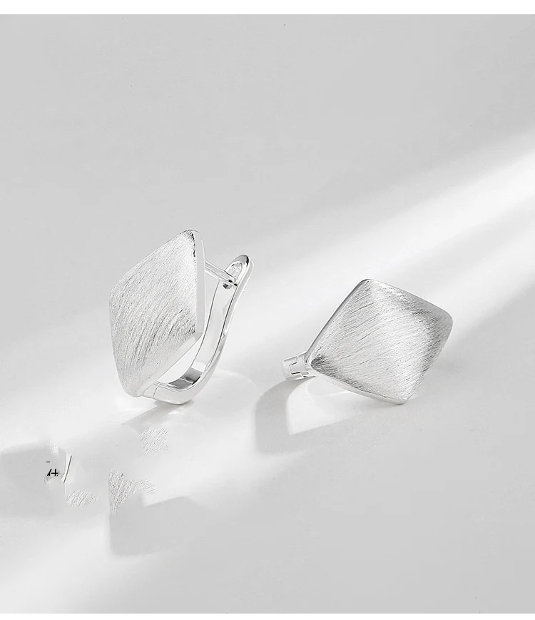Brincos de clip de prata S925 com diamantes escovados, brilho e sofisticação sem furos, realçando sua beleza com elegância.