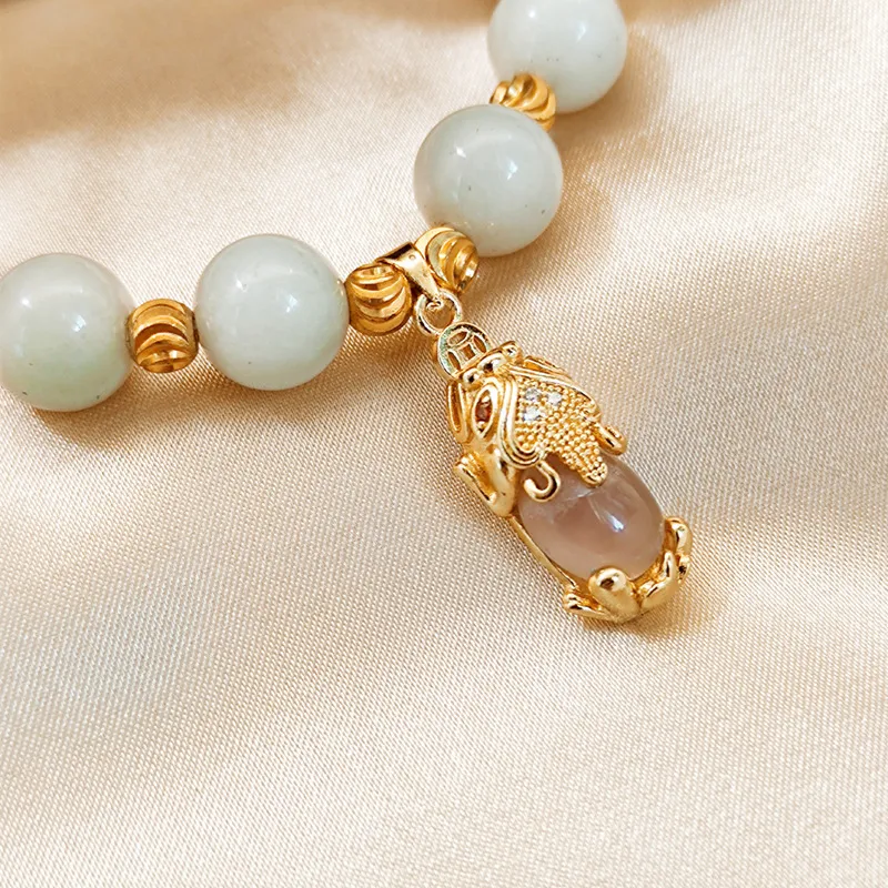 Bracelet en calcédoine perlée plaqué or cuivre 18K. Un bijou raffiné pour femmes, parfait pour sublimer votre poignet avec élégance et style.