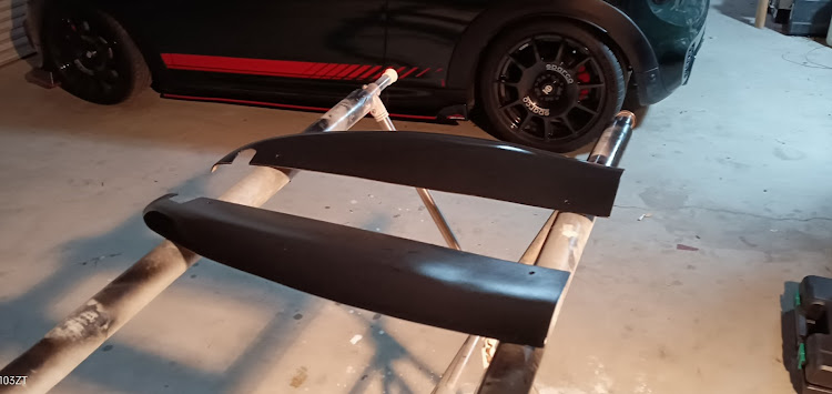MINI ジョンクーパーワークスのワンオフ加工・差し色最高・貧乏なのでスポイラー加工取付け。・久々の塗装に関するカスタム事例の投稿画像1枚目