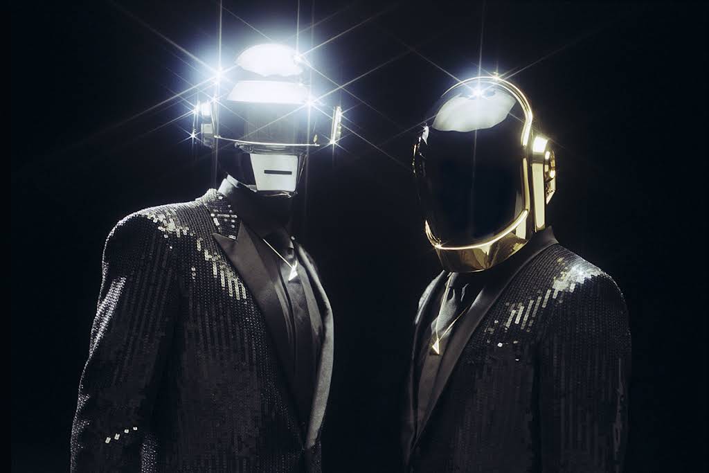 Daft Punk grup üyelerinin parlak siyah takım elbise ve kasklı fotoğrafı