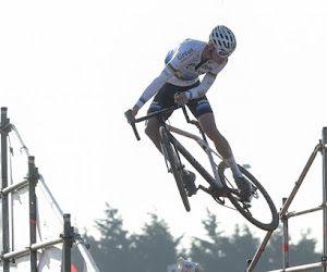 Mathieu van der Poel reageert na evenaring record Sven Nys en overwinning met bordje: "Ik vond het wel leuk"