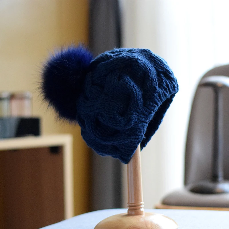 Wollen muts met vossenbont pompon voor kinderen, perfect voor herfst en winter. Houdt je kind warm en ziet er leuk uit.
