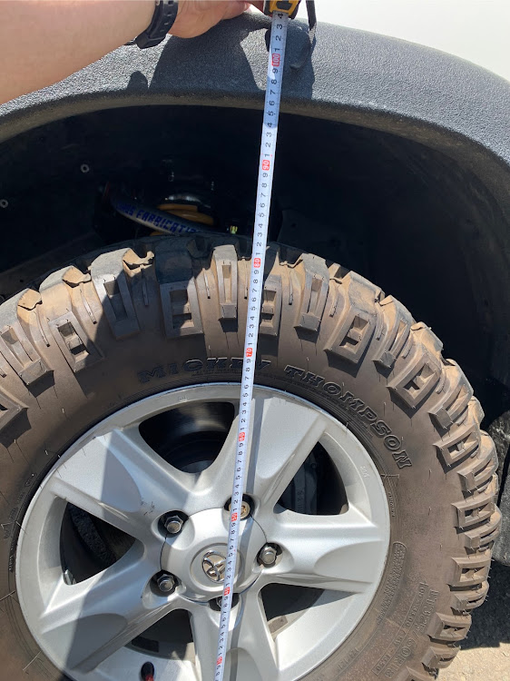 ランドクルーザーのランドクルーザー２００・ＡＲＢウインチバー・LINE-X・プロスタッフ4×4に関するカスタム事例の投稿画像3枚目