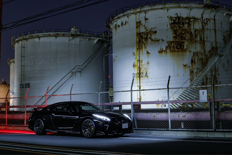 NISSAN GT-Rの工場夜景と愛車・関東圏のGT-Rを盛り上げ隊・Rと共に生きる・Rと共に走る・DISCOVER CARTUNEに関するカスタム事例の投稿画像1枚目