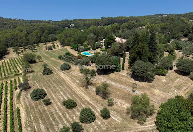 Vineyard with outbuildings 4