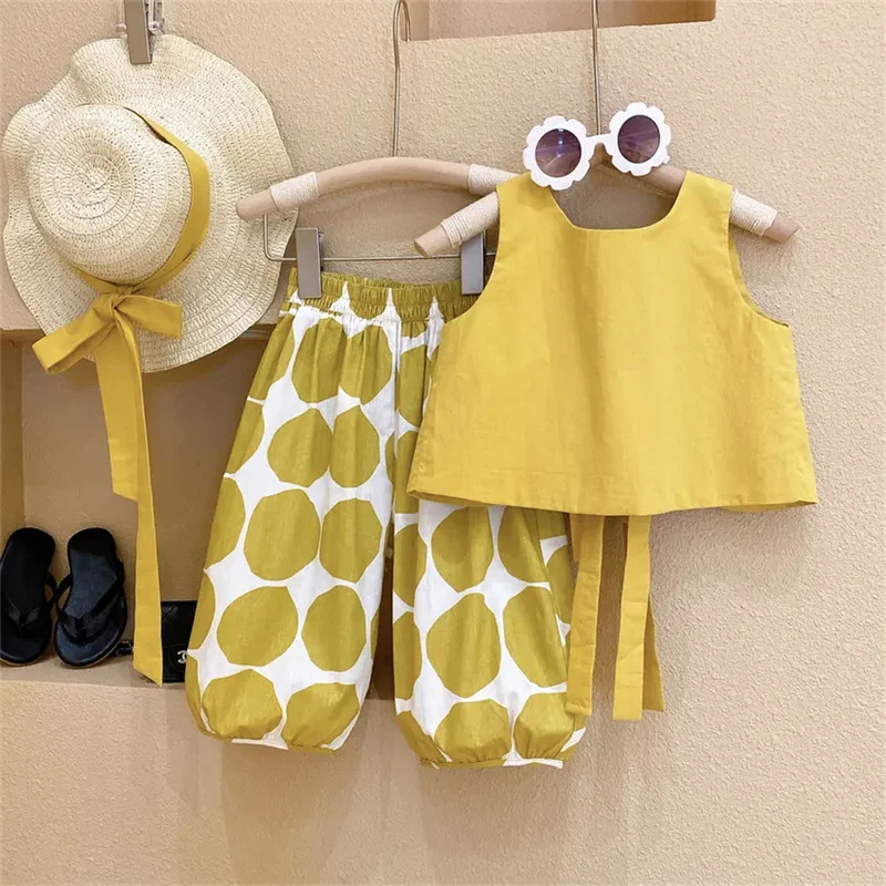 Conjunto de algodão de duas peças, top sem mangas e bloomers de bolinhas, ideal para bebês, confortável e leve para o verão