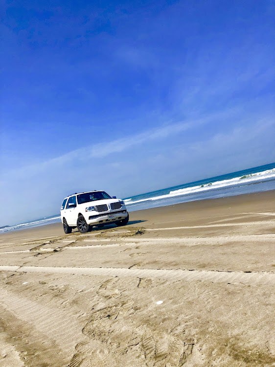 ナビゲーターのリンカーン・リンカーンナビゲーター・キャノンボール＋1・滝浜エメラルドビーチ・アメ車に関するカスタム事例の投稿画像2枚目