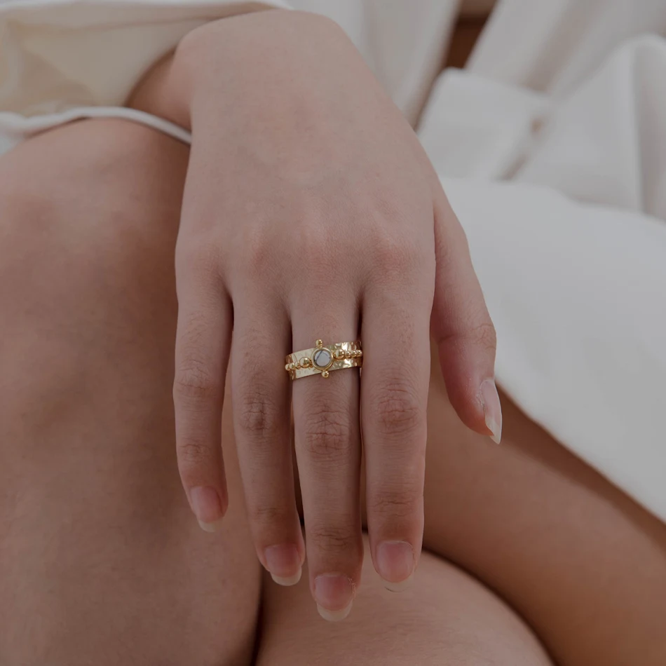 Bague femme en acier inoxydable texturé concave et convexe, élégante et moderne. Un bijou parfait pour un style sophistiqué au quotidien.