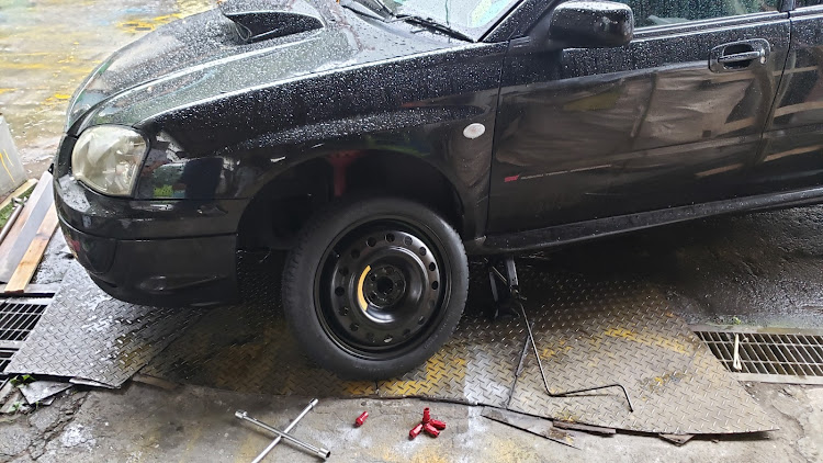 インプレッサ WRX STIのパンク・タイヤバースト・スペアタイヤ・純正ホイール・ホイール交換に関するカスタム事例の投稿画像3枚目