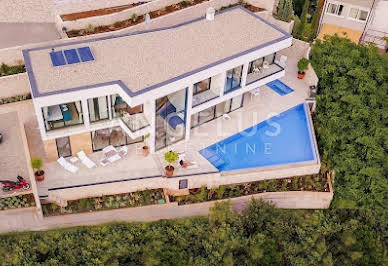 House with pool 3