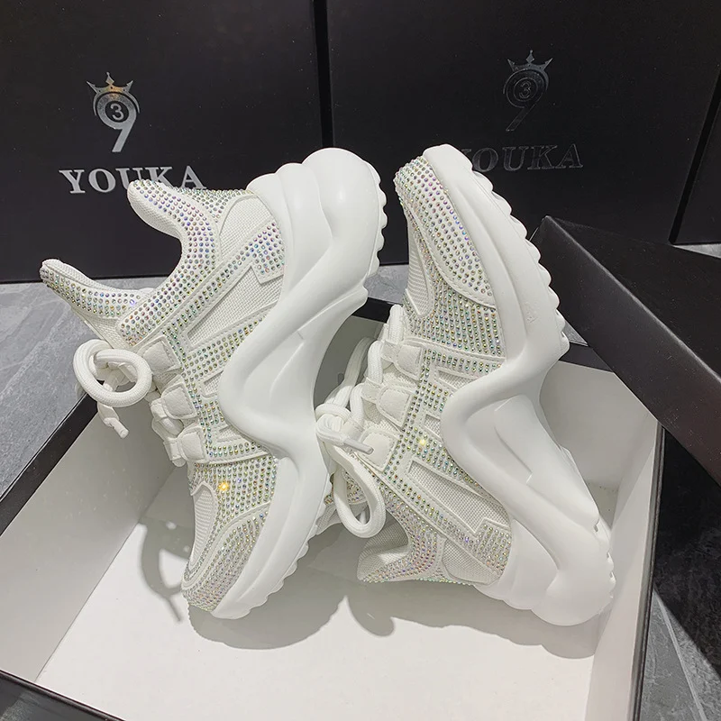 Sneakers estive da donna con patch e strass completi. Luminosità e comfort ad ogni passo, perfette per l'estate. Un tocco di stile unico!