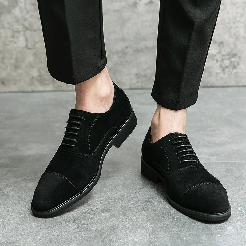 Buzlu görünümlü, business casual deri ayakkabılar. Profesyonel ve şık bir görünüm için ideal, iş ve günlük kullanım için mükemmel seçim.