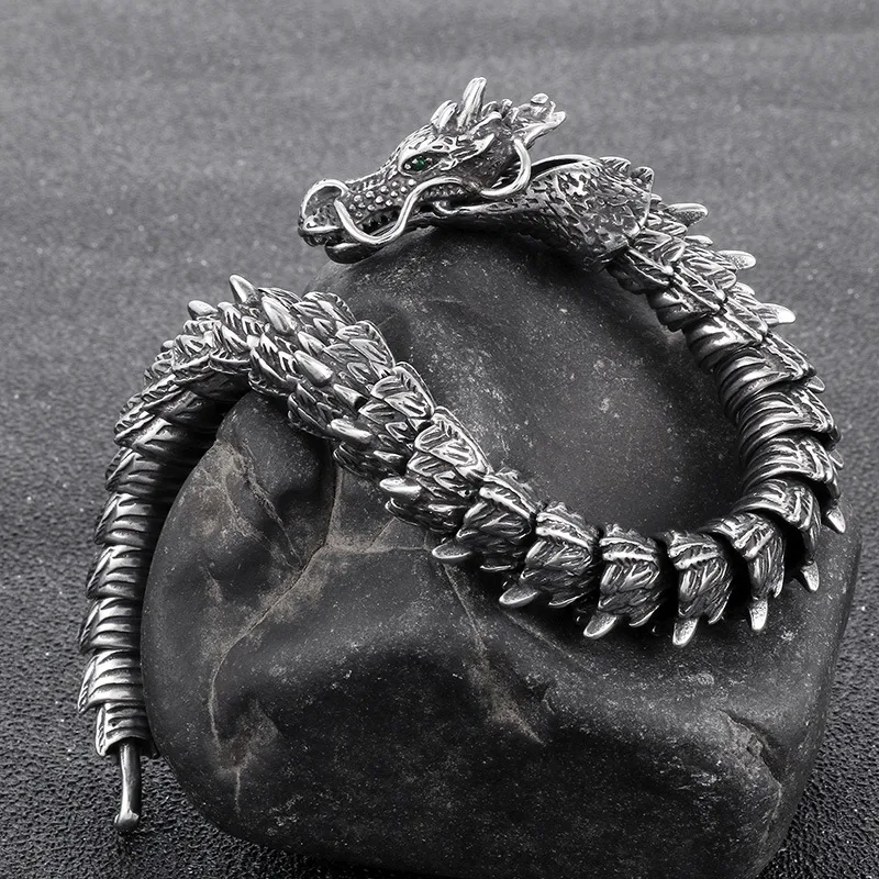 Vintage distressed zwarte titanium stalen heren drakenarmband met ingelegde groene ogen voor een stoere uitstraling.