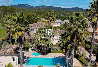 Maison avec piscine et terrasse 1