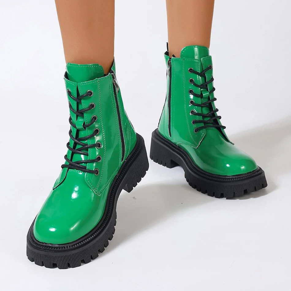 Bottines Martin pour femmes en cuir brillant avec fermeture éclair latérale, confortables et tendance, idéales pour un look élégant et moderne.