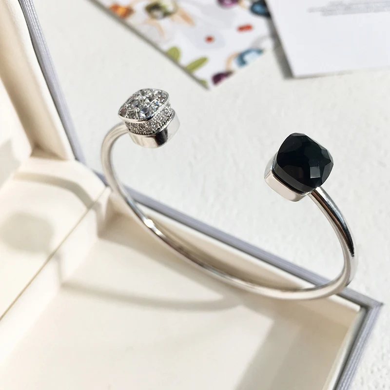 Pulseira Quadrada com Padrão Geométrico Colorido da Moda, ideal para adicionar um toque vibrante e estiloso ao seu visual em diversas ocasiões.