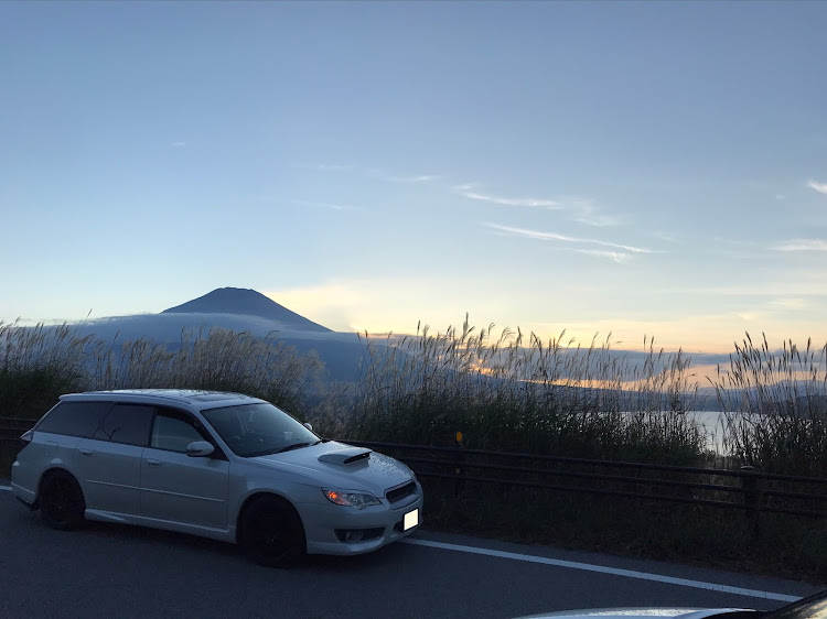 レガシィツーリングワゴンのいつもイイネ&コメントありがとうございます🙇‍♂️・富士スピードウェイ・富士山と山中湖と愛車・峠プロジェクトと思わせて…・秋の気配に関するカスタム事例の投稿画像1枚目