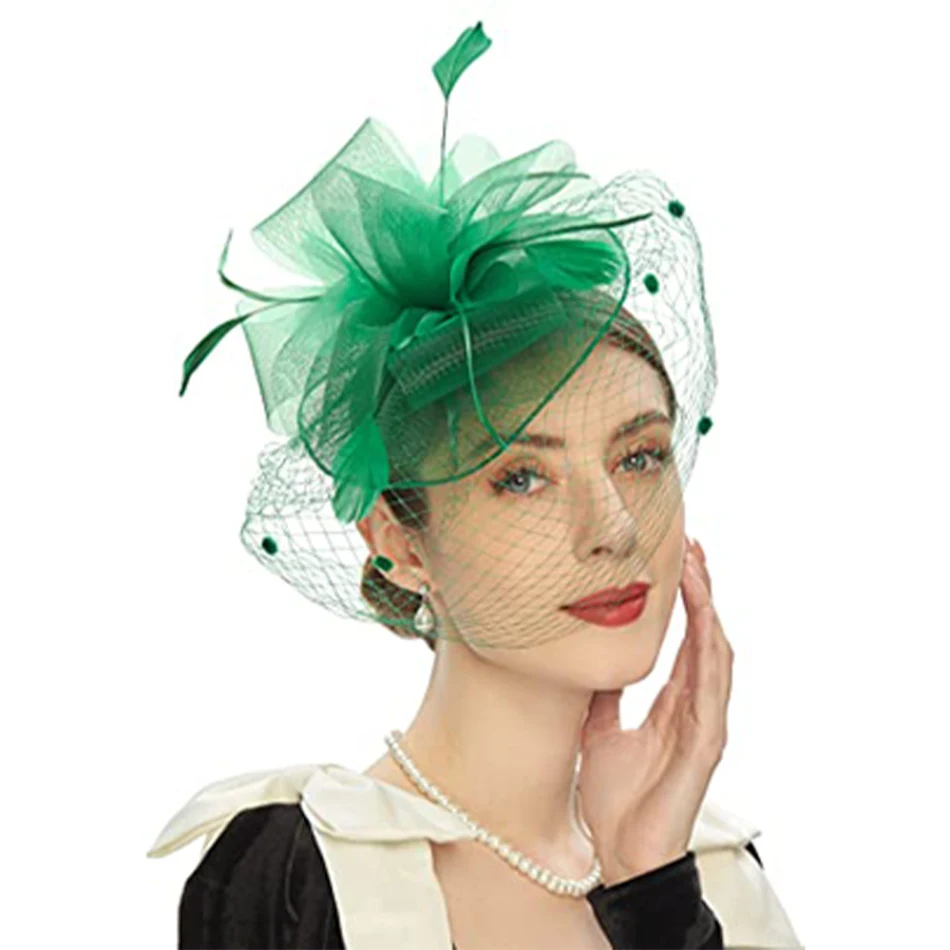 Enfeite de cabelo de noiva com penas, rede e grampo. Combine sofisticação e beleza no seu penteado nupcial. Ideal para casamentos.