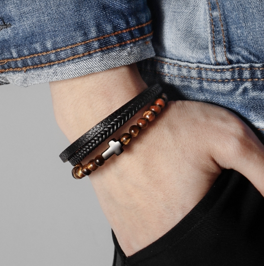 Cross herenarmband van roestvrij staal met meerdere lagen. Duurzaam design voor mannen. Stijlvolle armband voor dagelijks gebruik.