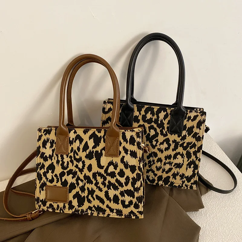 Sac à bandoulière carré imprimé léopard tendance, petit et élégant, parfait pour compléter votre look avec style et originalité.
