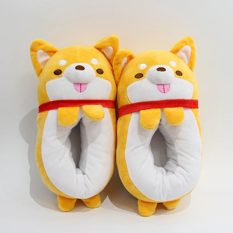 Simpatiche pantofole in cotone con personaggi dei cartoni. Morbide e confortevoli, perfette per piedi caldi e rilassati a casa.
