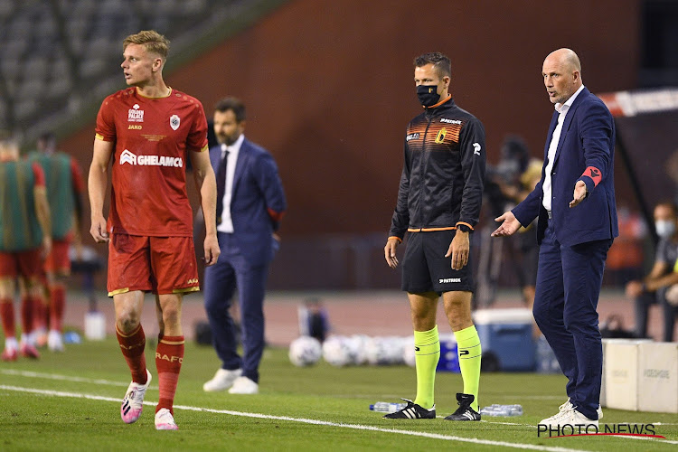 "In eerste helft waren we onbestaande" en "Hopelijk is dit een duidelijke wake-upcall voor de groep": Philippe Clement is scherp voor zijn spelers