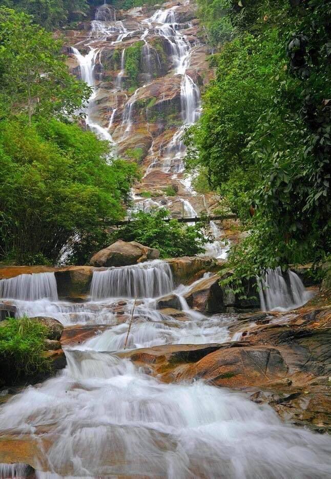 A large waterfall over some water

Description automatically generated