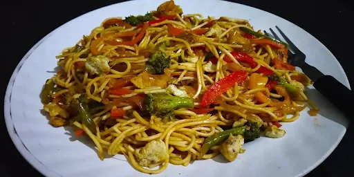 Chicken & Egg Hakka Noodles