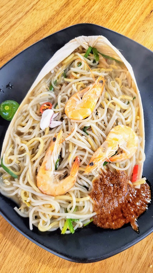 Guide to visiting Hawker Centers in Singapore: Thye Hong Fried Hokkien Mee served on an opeh leaf- from a humble pushcard at Koek Rod back in the 70s to now from Rasapura Masters hawker center