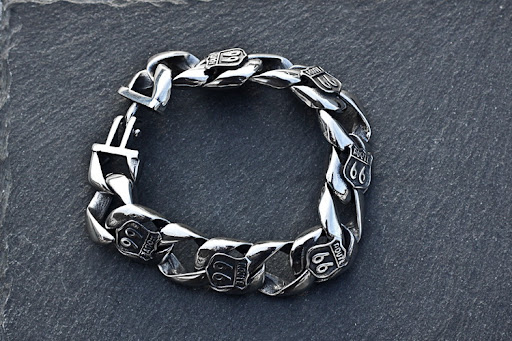 Title 12, Bracelet en acier en titane de route 66