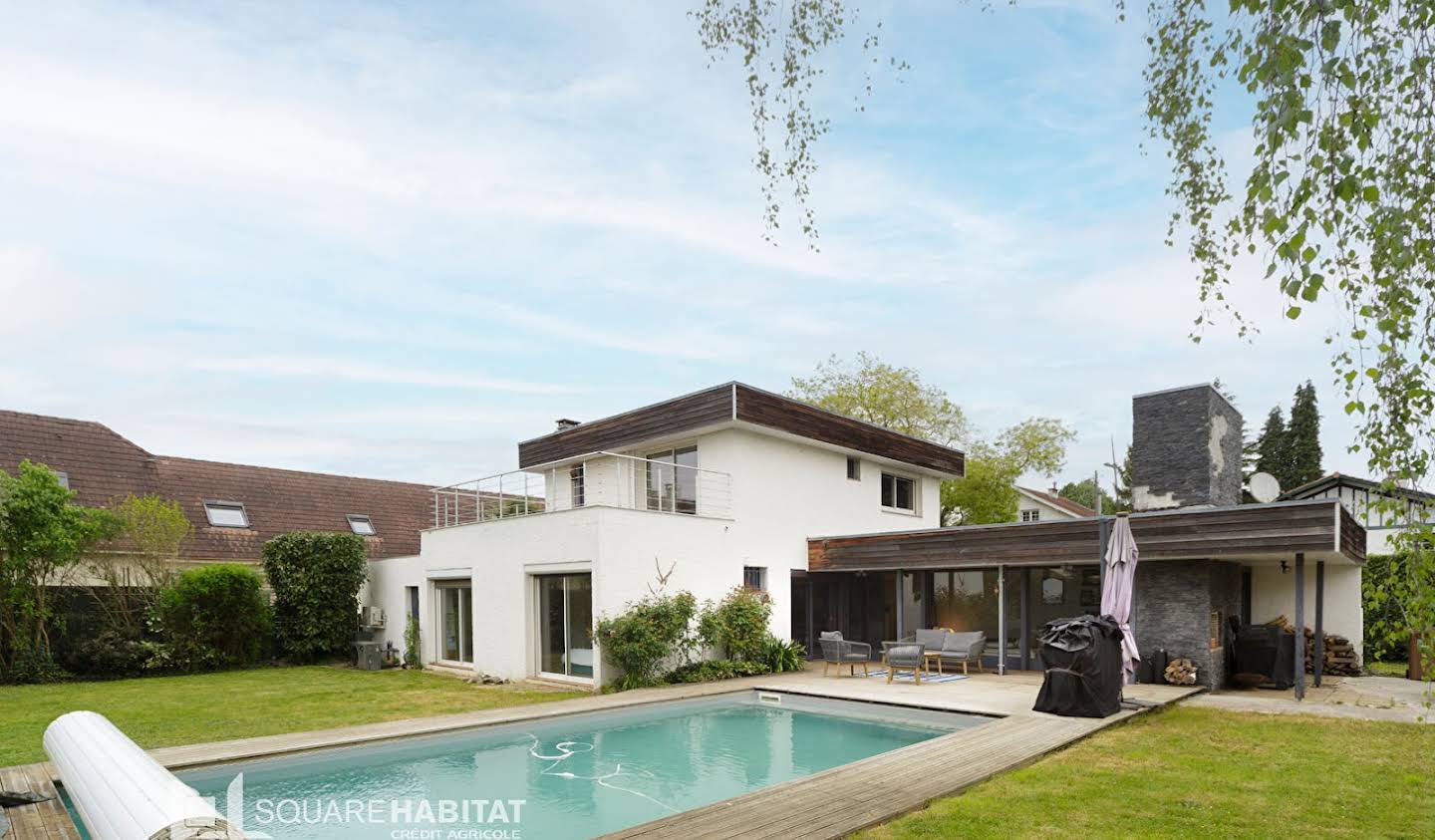 House with pool and garden Pau