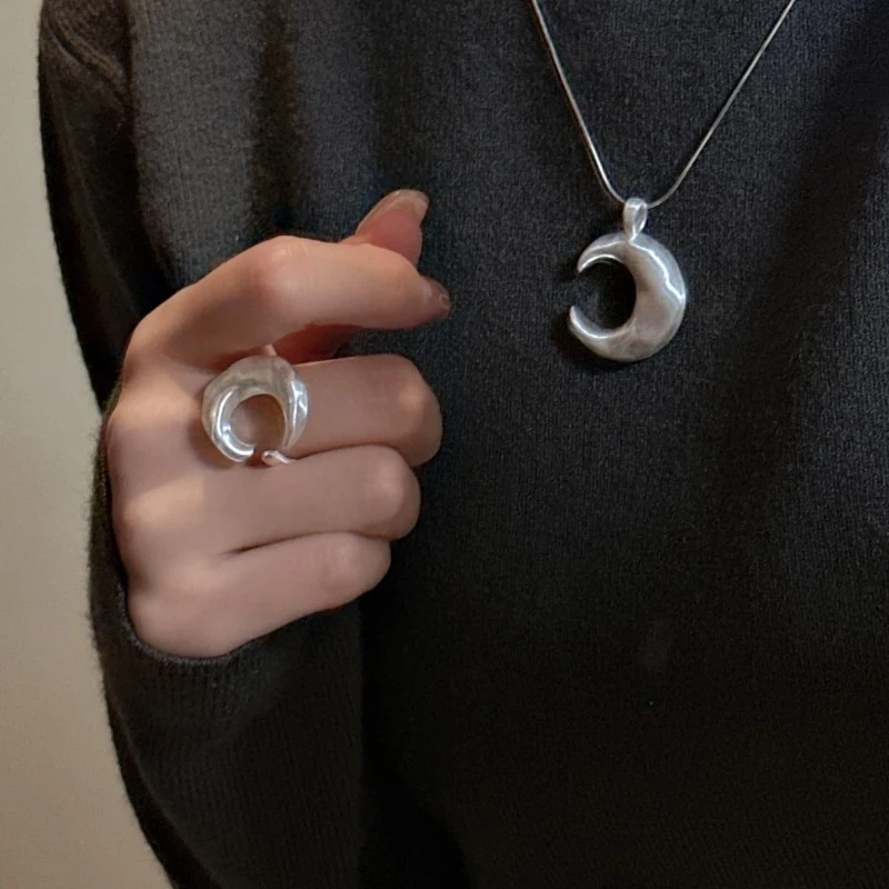 S925 Sterling Zilver Design Ring met matte textuur. Stijlvolle ring voor dagelijks gebruik, perfect voor een verfijnde look.