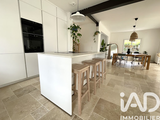 Contemporary house with garden and terrace 4
