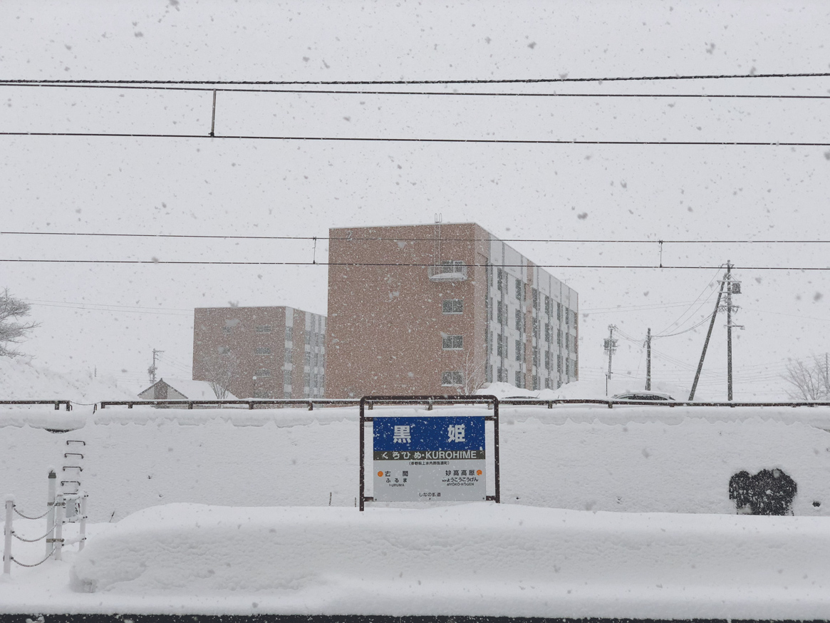 雪景色の黒姫駅