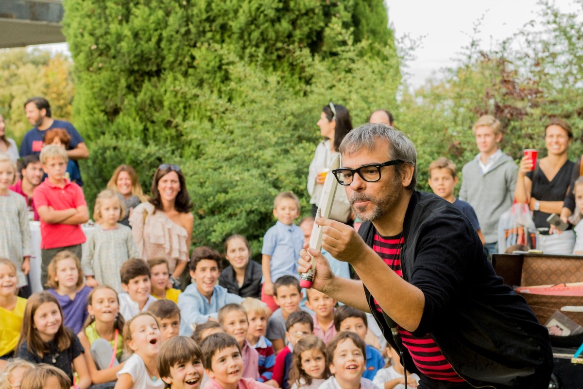 alfonso v en show solidario escuelas áfrica torrelodones 2017