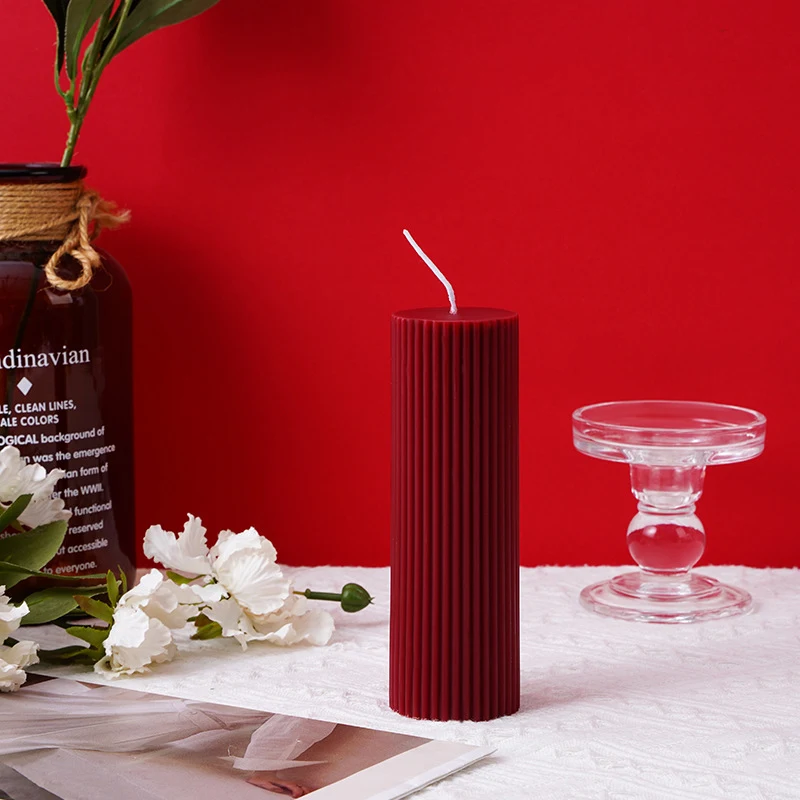 Vela aromática de Natal com aroma de vinho tinto para decoração e atmosfera aconchegante, ideal para criar um ambiente festivo e relaxante.