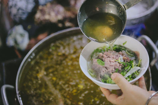 Cách chế biến và thưởng thức các món ăn nổi tiếng như phở có sự khác biệt do tính chất vùng miền.