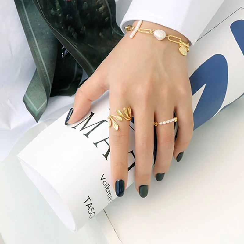 Bague Ouverte Design Féminin Feuille d'Arbre Dorée Bijoux. Élégance naturelle et raffinement pour femmes. Un cadeau parfait.