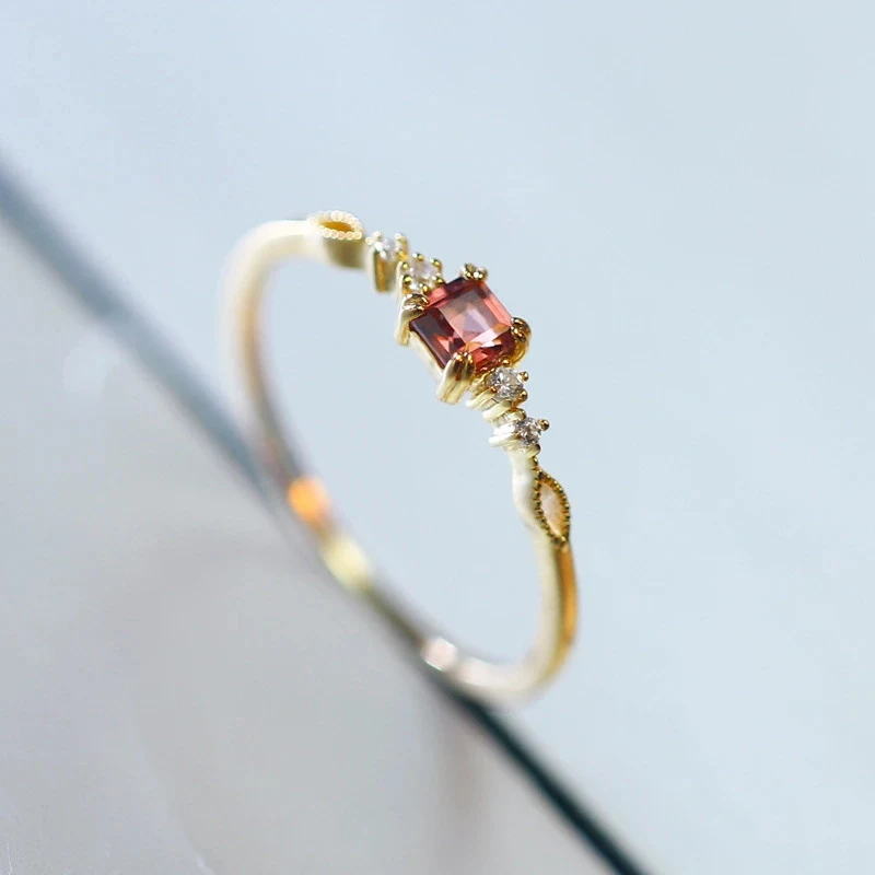 Sterling zilveren granaat golfring voor dames, stijlvolle mode-sieraden. Perfect cadeau voor haar, elegant ontwerp.