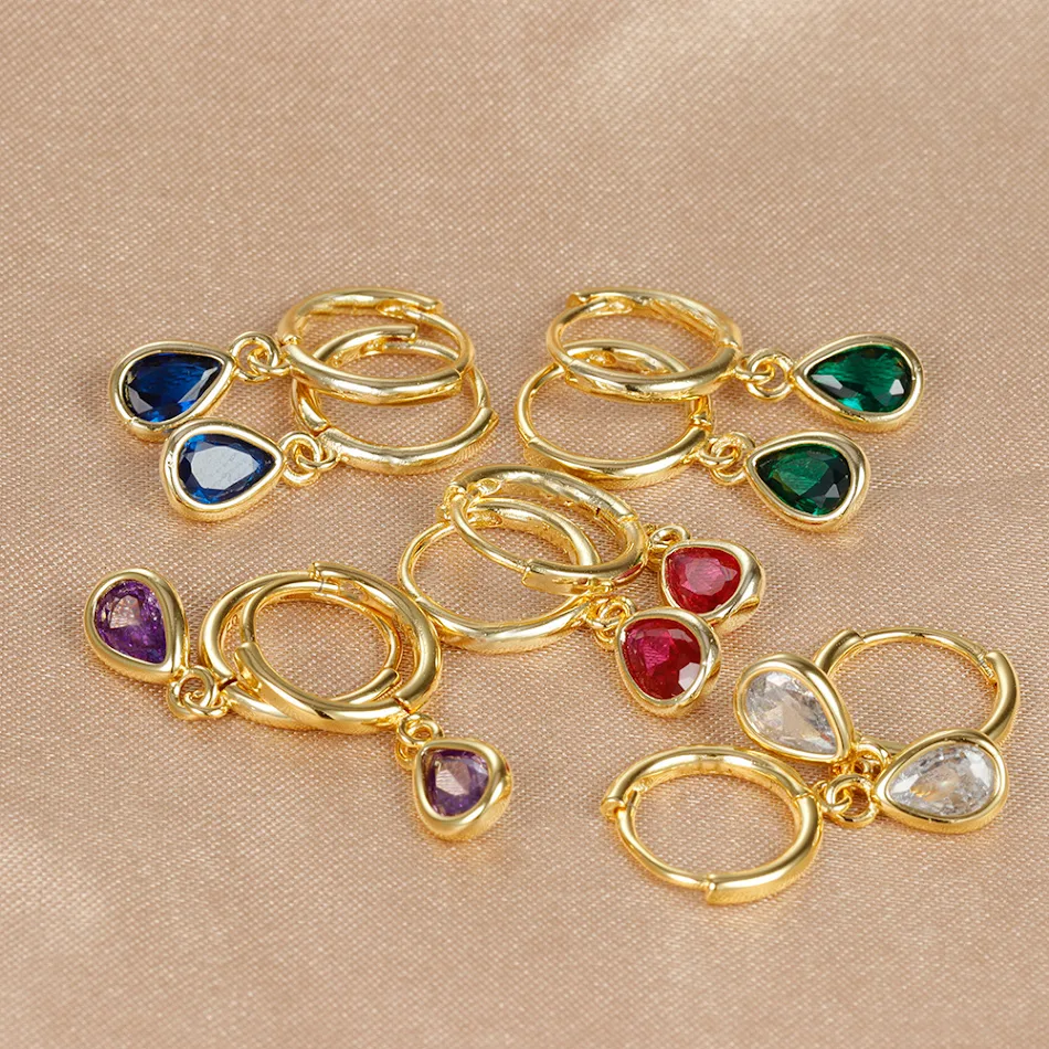 Brincos geométricos em gota com zircônia, adicione um toque de elegância e brilho ao seu visual diário.
