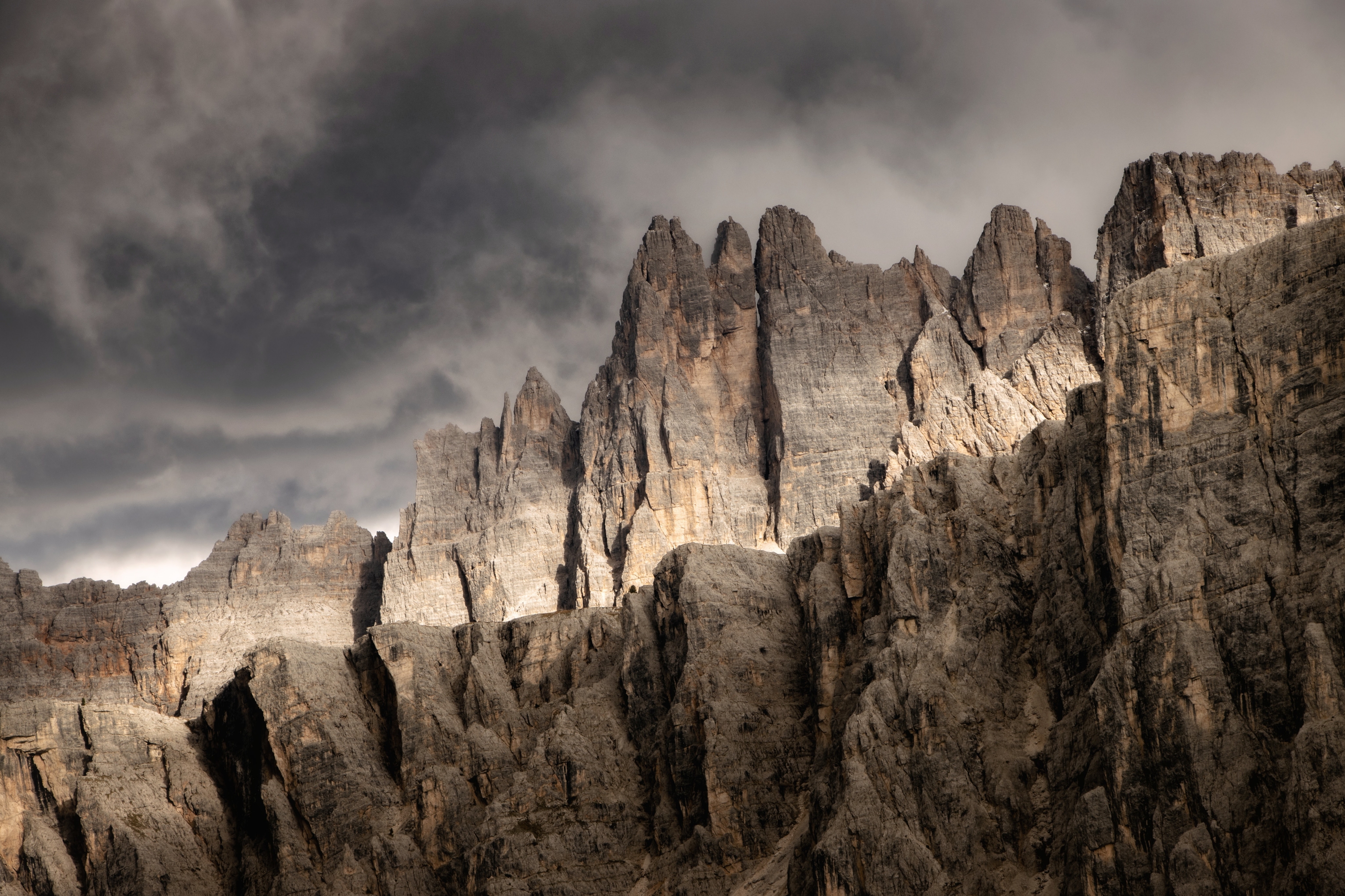 Montagne taglienti che fendono il cielo di Matteo Castellan