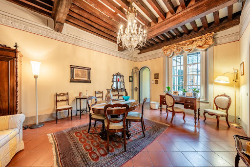Prestige apartment / penthouse for sale in Lucca (Italy) - Dining room with chandelier and beams