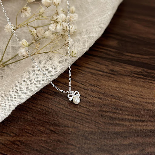 Title 17, 925 Sterling Silver Bow Pearl Necklace. A beaut...